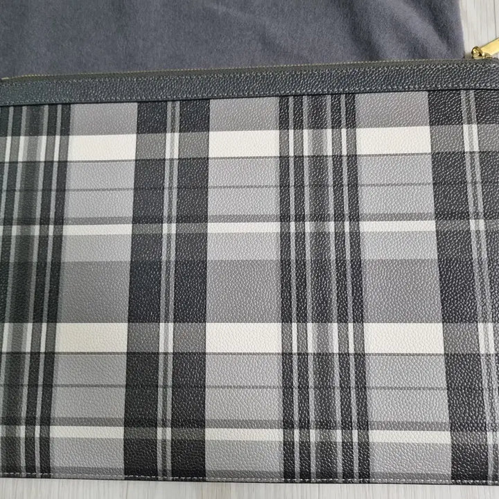 [BUNJANG] Thom Browne Medium Medium Diagonal Stripe Clutch Bag / 백화점판 신상 톰브라운 사선 클러치 가방 미듐