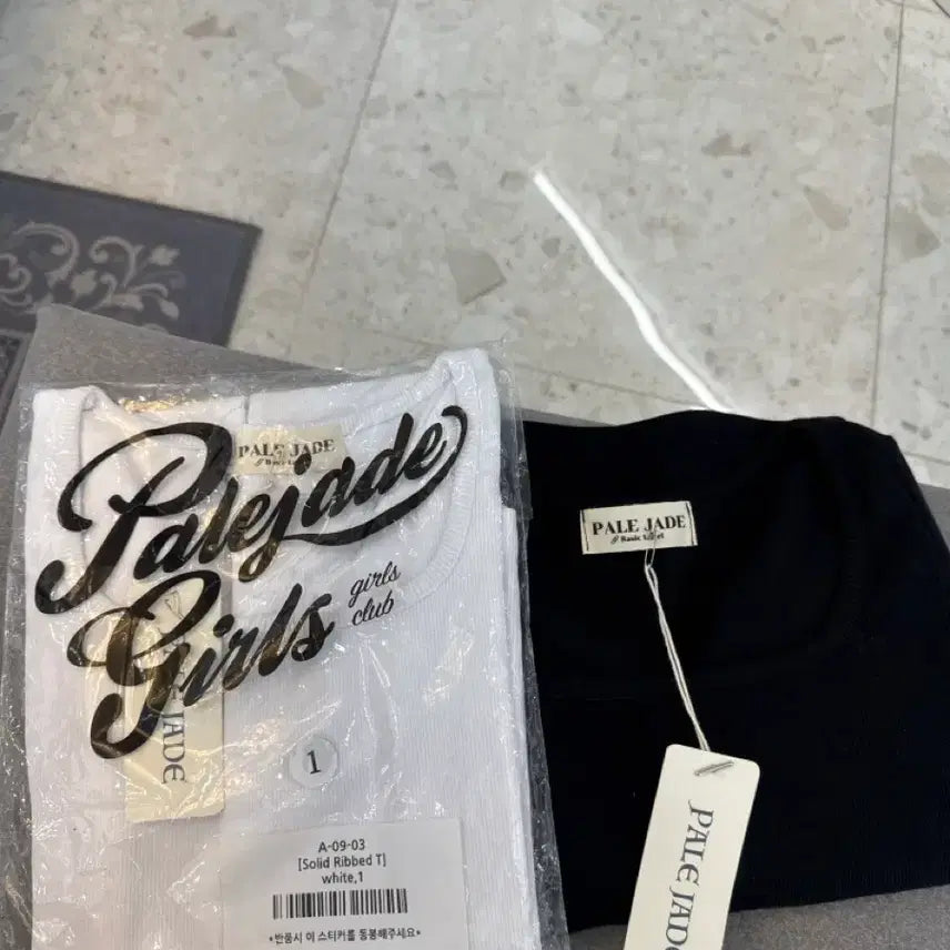 [BUNJANG] Pale Jade Solid Tee Black White Size 1 / 페일제이드 솔리드 티 블랙 화이트 1사이즈