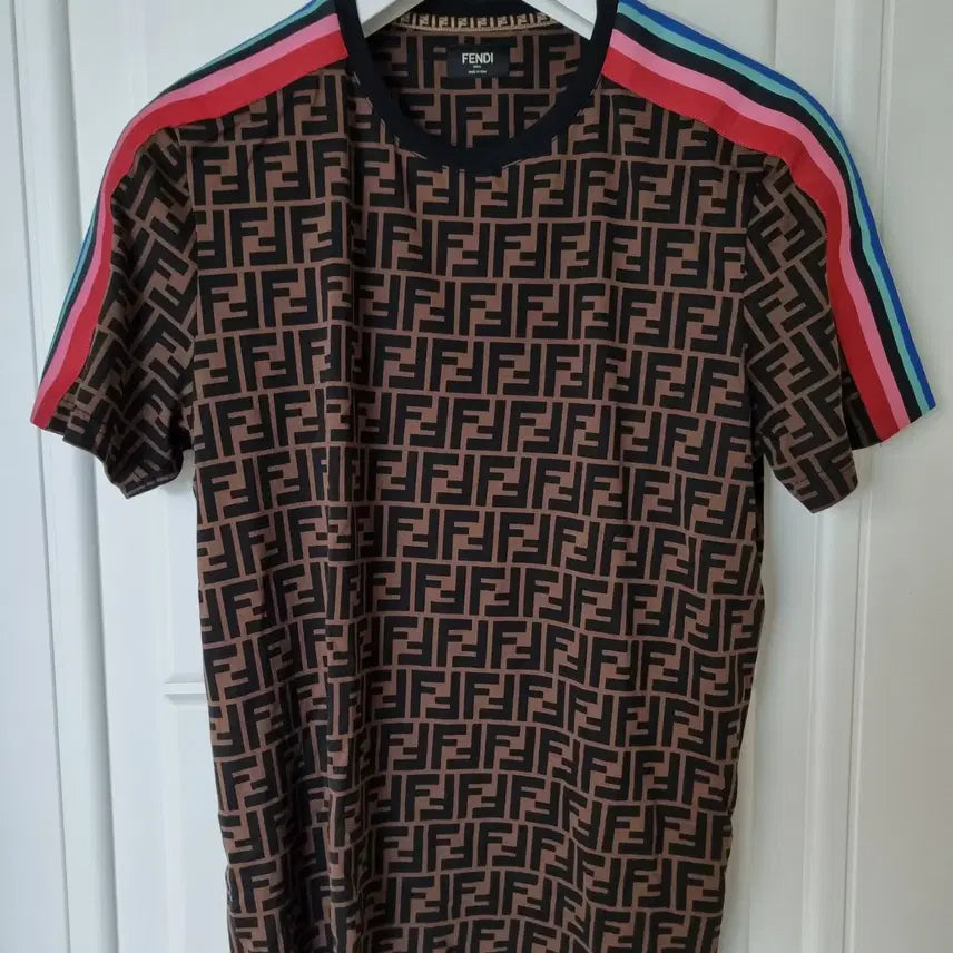 [BUNJANG] Fendi Side Rainbow Short Sleeve T-Shirt / 펜디 사이드 레인보우 반팔 티셔츠 l