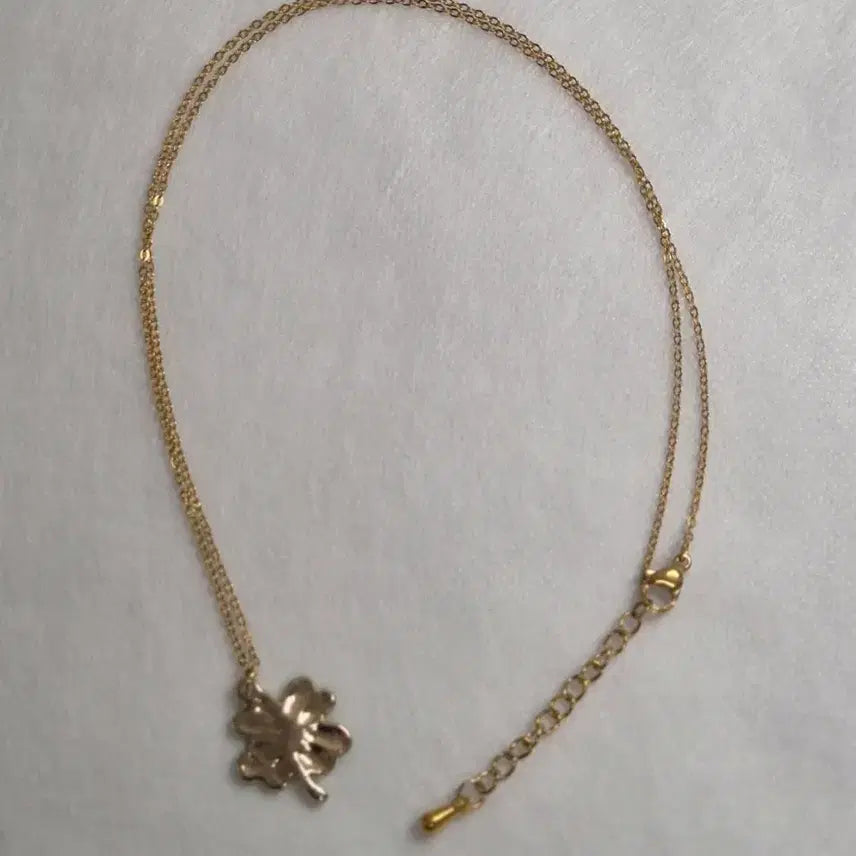 [BUNJANG] Handmade Clover Charm Necklace with Surgical Steel Gold Chain / 꽃네잎 클로버 써지컬 스틸 골드 체인 목걸이