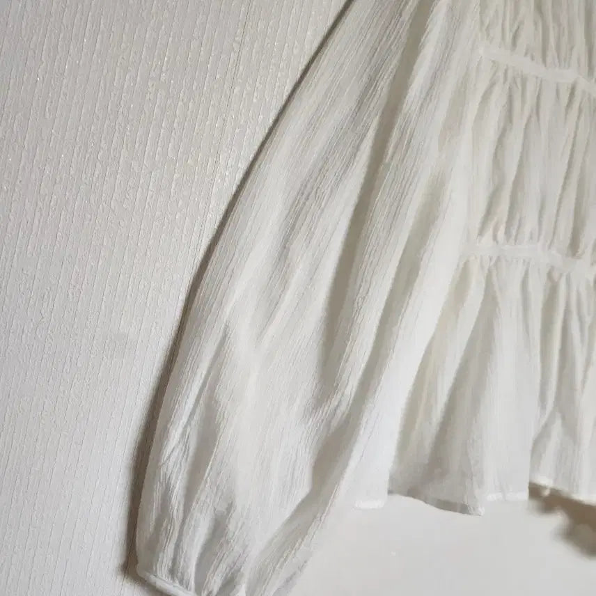 [BUNJANG] LITER Lace Shirring Semi-Crop Blouse / LITER리터 레이스셔링 세미크롭 오버핏 블라우스55