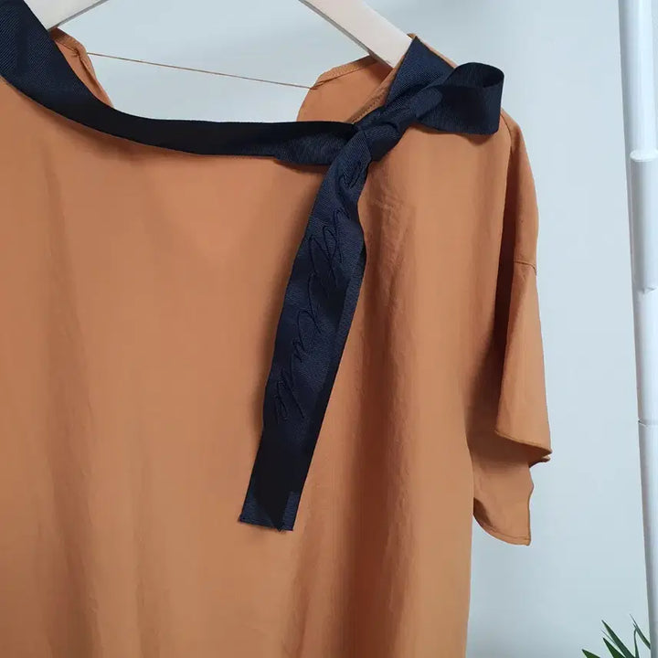 [BUNJANG] System Lettering Tie Short Sleeve Blouse / 한섬시스템 레터링 타이 반팔 블라우스