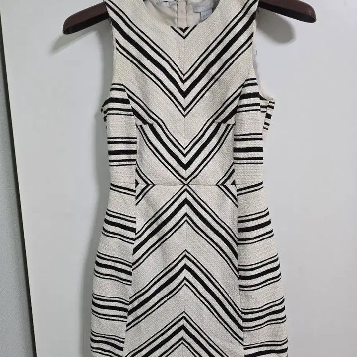 [BUNJANG] H&amp;M Cream Black Stripe Midi Dress Size EUR 34 / H&amp;M 크림 블랙 스트라이프 원피스 44-마른55