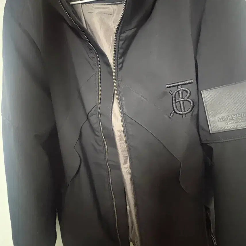 [BUNJANG] Burberry TB Logo Windbreaker / 버버리 tb로고 윈드브레이커 바람막이