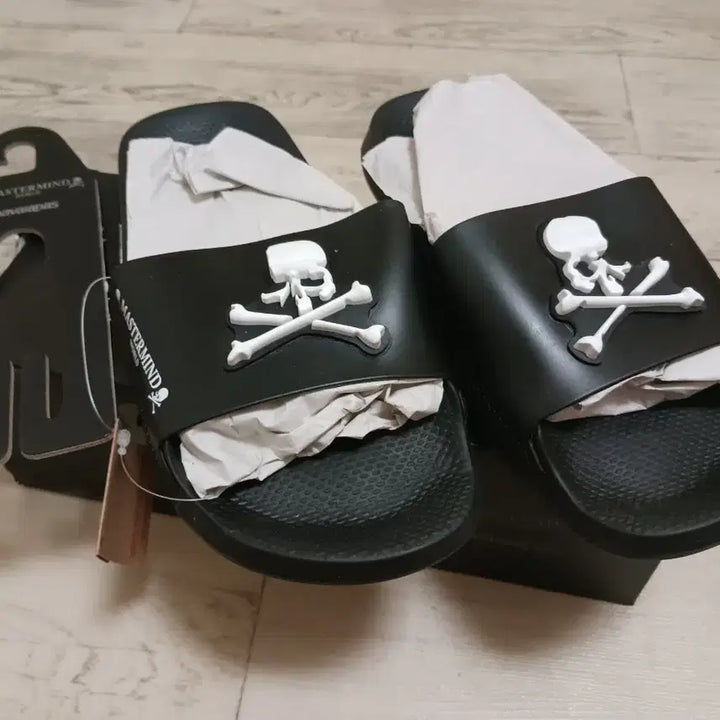 [BUNJANG] Havaianas x Mastermind Slide Black (Size 250) / [새상품] 하바이아나스 x 마스터마인드 슬리퍼 블랙 250