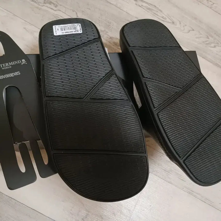 [BUNJANG] Havaianas x Mastermind Slide Black (Size 250) / [새상품] 하바이아나스 x 마스터마인드 슬리퍼 블랙 250