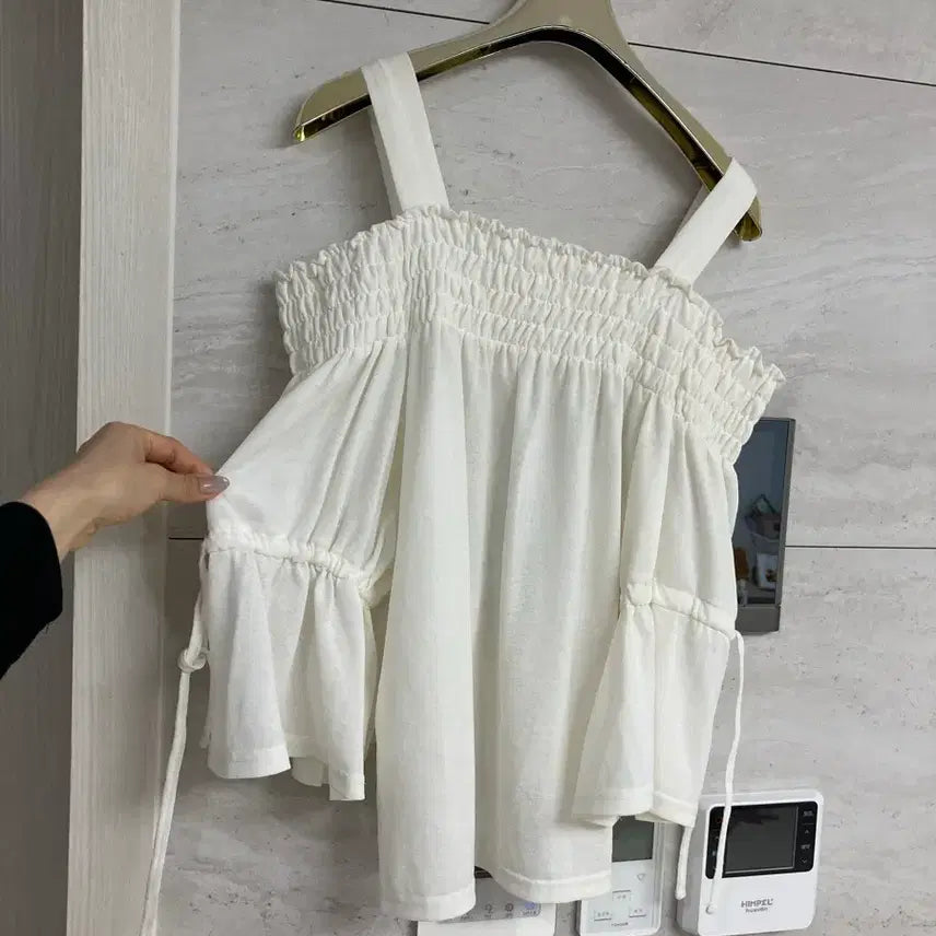 [BUNJANG] White Shirring Blouse Free Size / 화이트 셔링 블라우스 끈 free 수입
