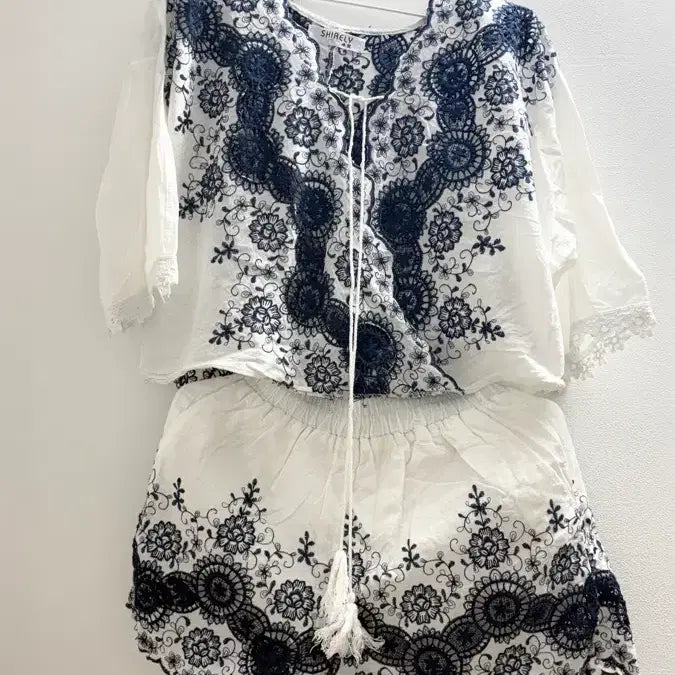 [BUNJANG] Embroidered Blouse and Shorts Set / 자수 블라우스 팬츠 반바지 세트 셋업