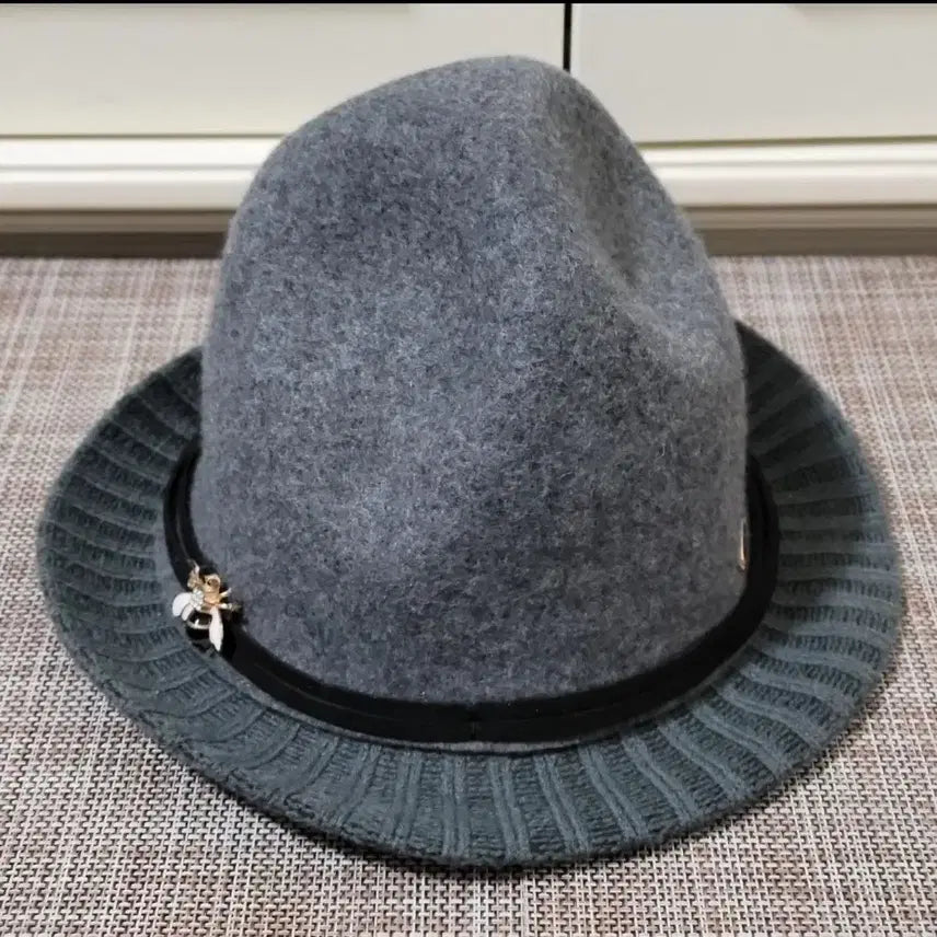[BUNJANG] Grey Felt Wool Hat with Bee Embellishment / 그레이 펠트 울 모자 꿀벌 장식