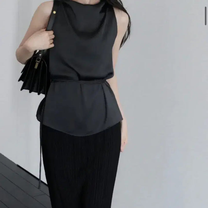 [BUNJANG] Nuarté Ete Pleated Halter Blouse Charcoal / 누아르떼 에떼 플리츠 홀터 블라우스 챠콜 free