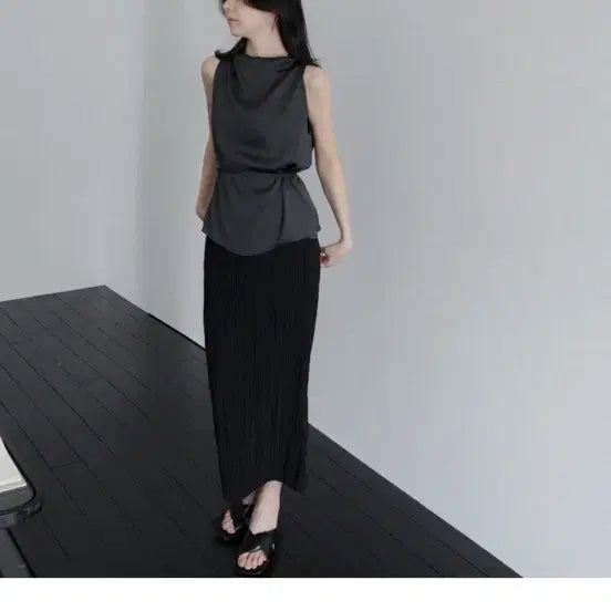 [BUNJANG] Nuarté Ete Pleated Halter Blouse Charcoal / 누아르떼 에떼 플리츠 홀터 블라우스 챠콜 free