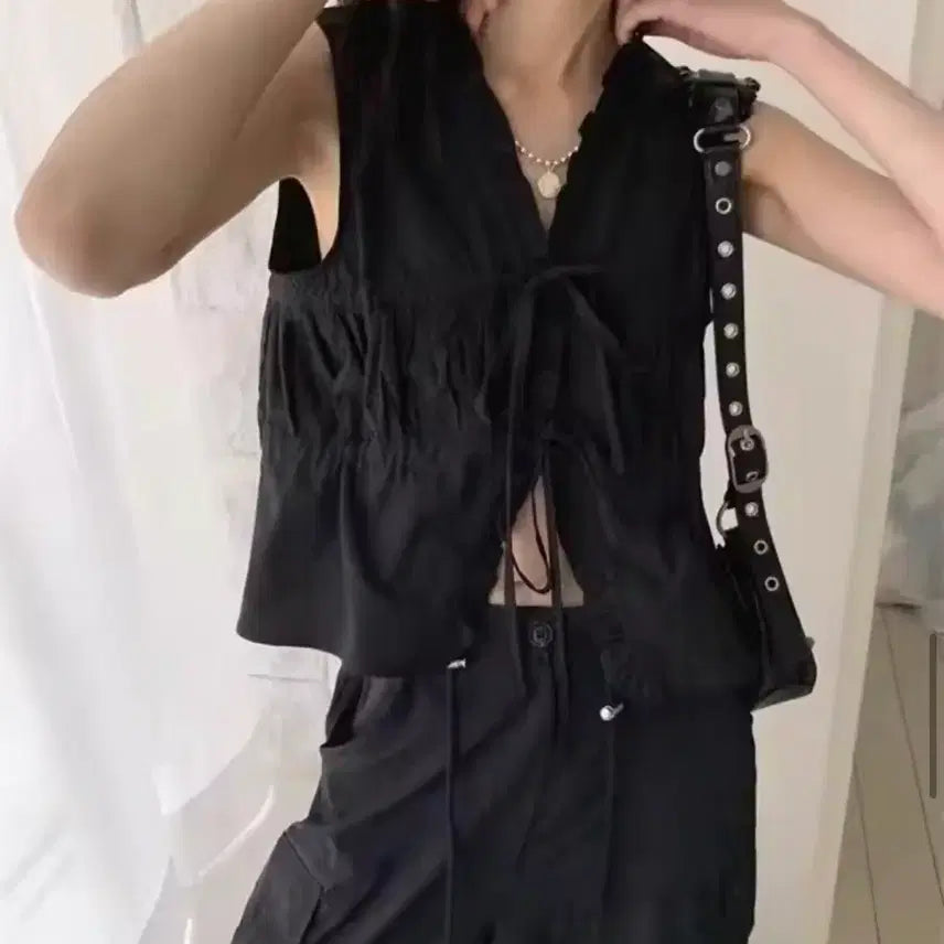 [BUNJANG] Frill Sleeveless Blouse (Black) / 프릴 나시 블라우스(블랙)