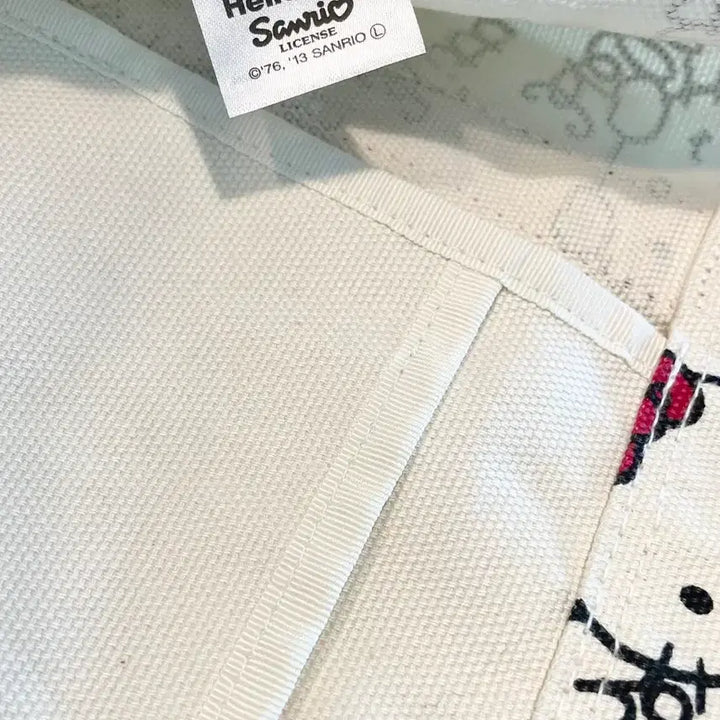 [BUNJANG] Hello Kitty x Uniqlo Collaboration Limited Edition Tote Bag / 헬로키티 X 유니클로 콜라보 한정판 토트백 (새상품)