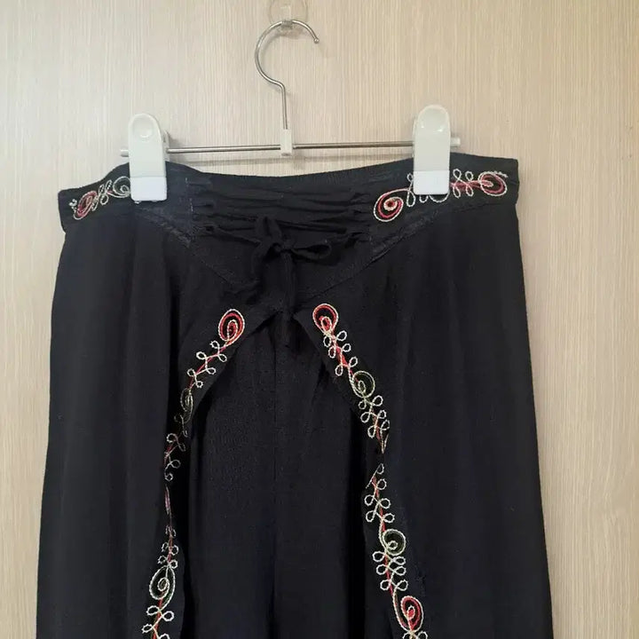 [SOLD OUT] 자수장식 블랙 와이드 할렘 팬츠