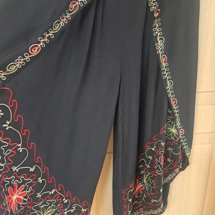 [SOLD OUT] 자수장식 블랙 와이드 할렘 팬츠
