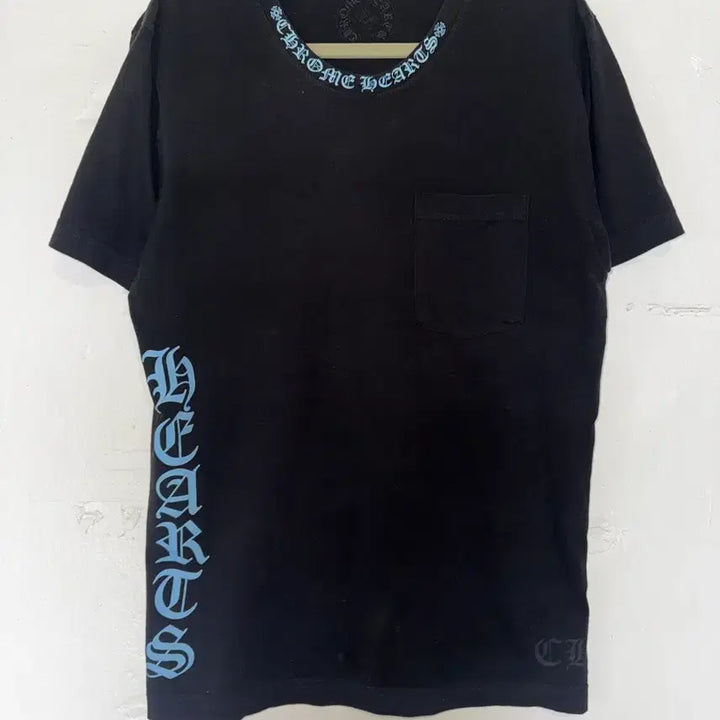 [BUNJANG] Chrome Hearts Blue Script Logo Pocket T-Shirt / 정품)크롬하츠 블루 스크립트 로고 포켓반팔