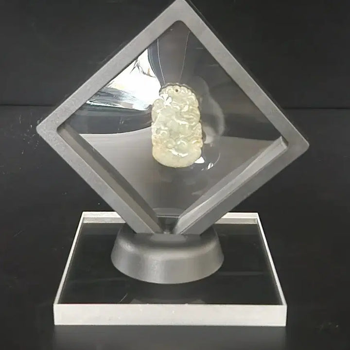 [BUNJANG] Natural Jade Art Object, 4cm Height, 2.4cm Width / 천연옥 높이4cm폭2.4cm천연옥빛깔이 돋보이는 예술작품 중국도자기