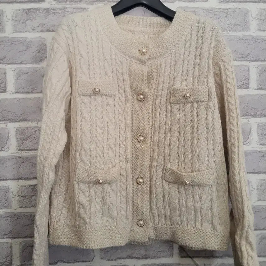 [BUNJANG] Ivory Pearl Button Cable Knit Cardigan / 아이보리 진주 버튼 케이블 가디건/알뜰한여우