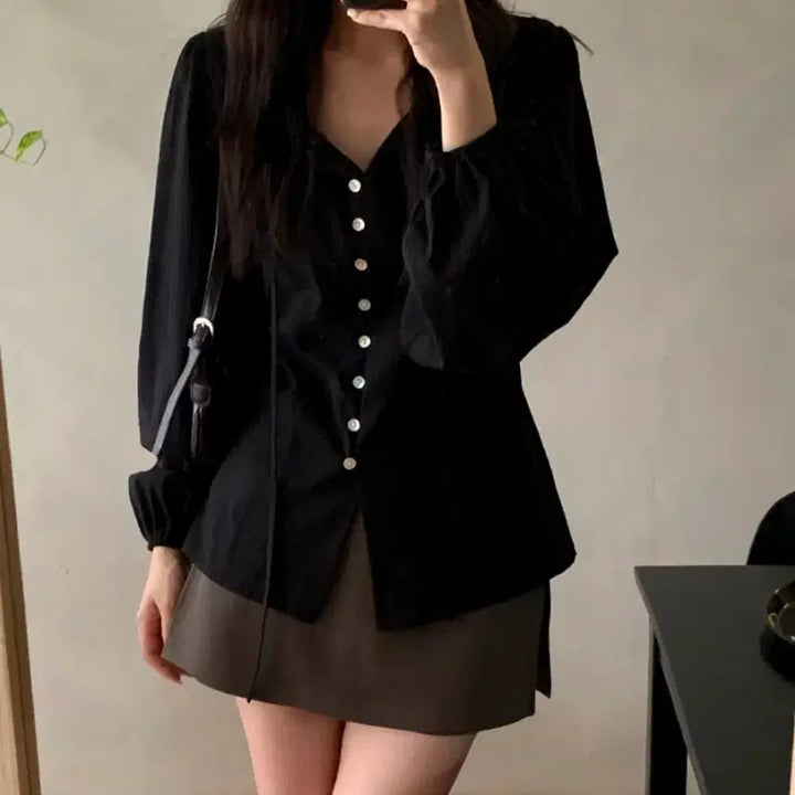 [BUNJANG] RealCoco Pearl Button Puff Blouse Black / *여름블라우스*리얼코코 자개단추 퍼프 블라우스 블랙