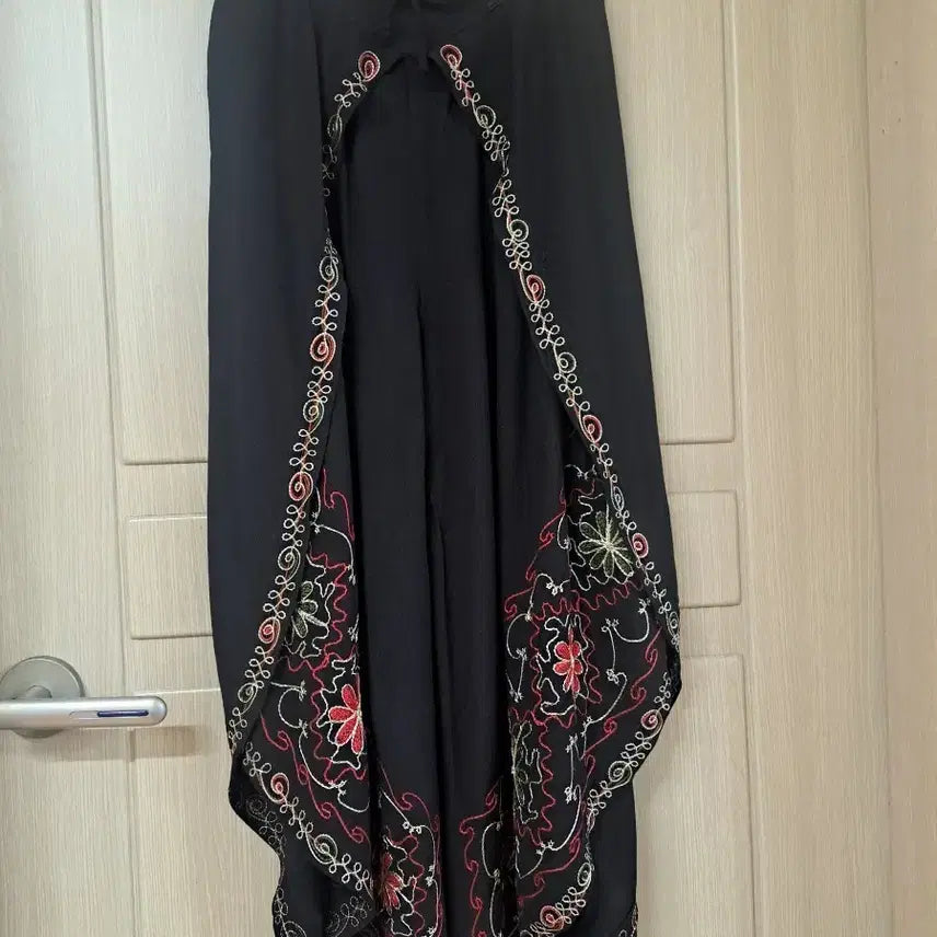 [SOLD OUT] 자수장식 블랙 와이드 할렘 팬츠
