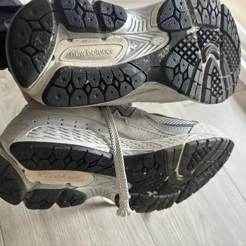 [BUNJANG] New Balance 2002 Grey Sneakers / 뉴발란스 2002 회색 운동화 240