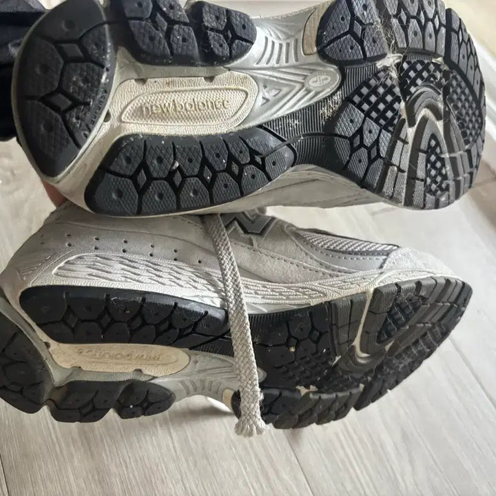 [BUNJANG] New Balance 2002 Grey Sneakers / 뉴발란스 2002 회색 운동화 240