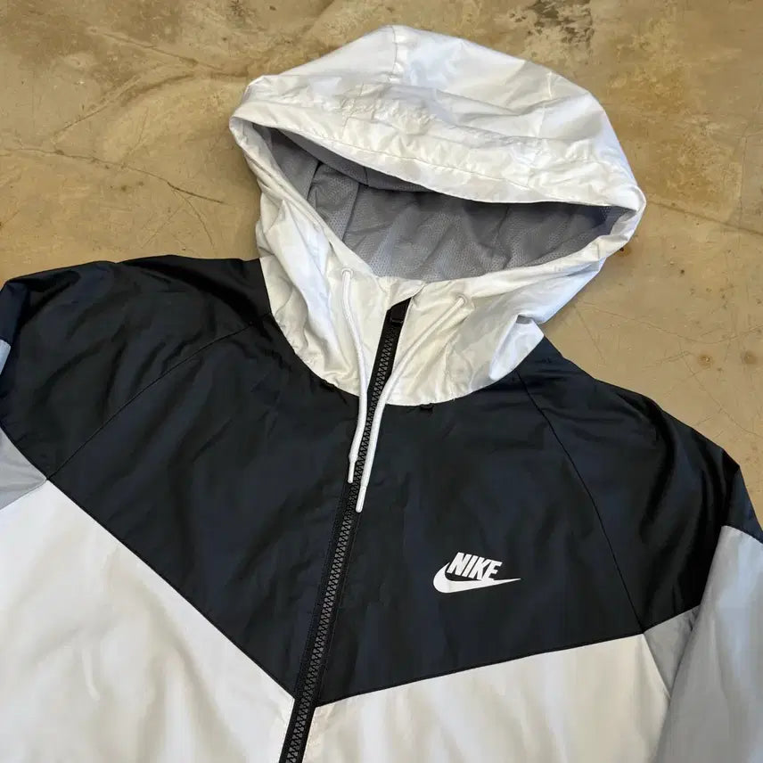 [BUNJANG] Nike Windrunner Jacket (Size M) / M 나이키 윈드러너 바람막이