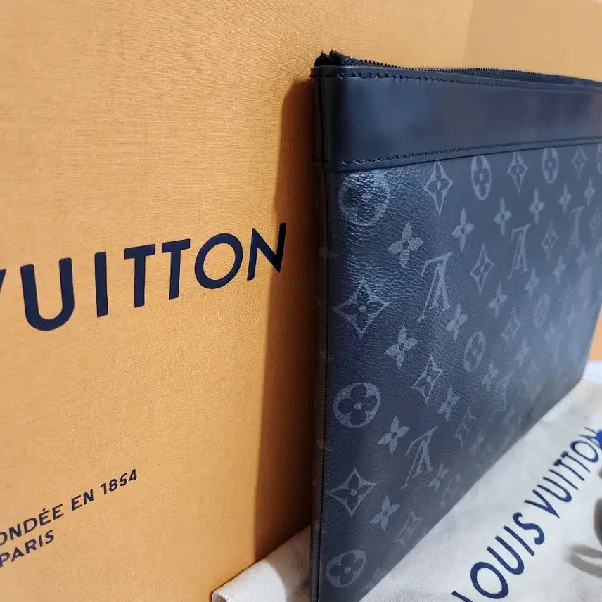 [BUNJANG] Louis Vuitton Pochette Monogram Eclipse Clutch / 루이비통 포쉐트 모노그램 이클립스 정품 클러치