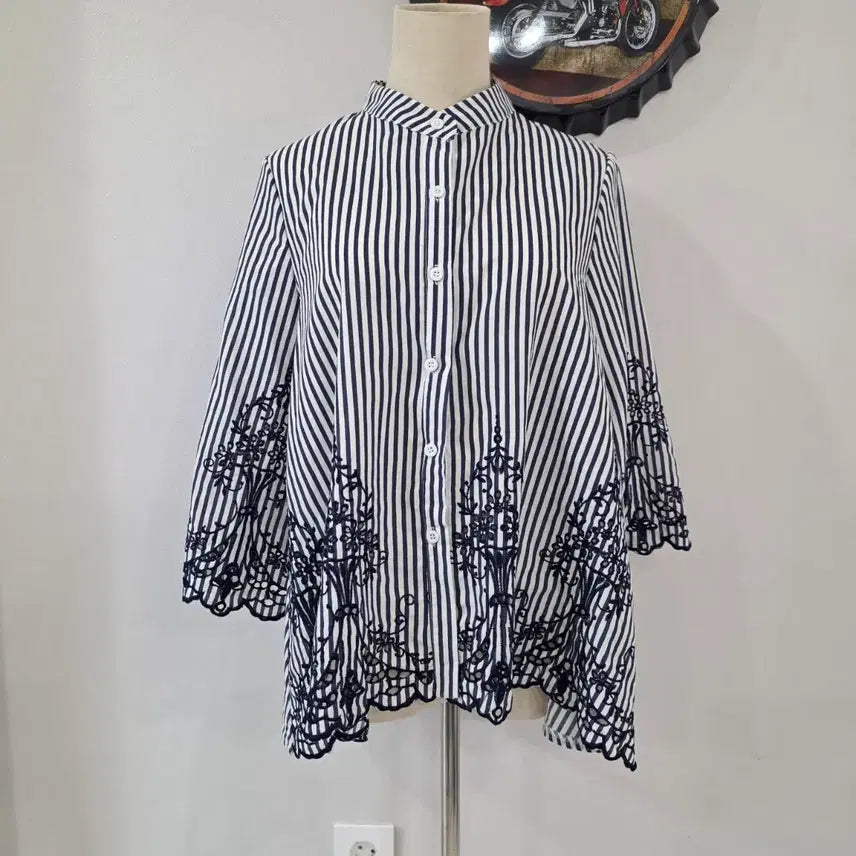 [BUNJANG] 8seconds Striped Embroidered Blouse Free Size / 8세컨즈 스트라이프 자수 블라우스 free