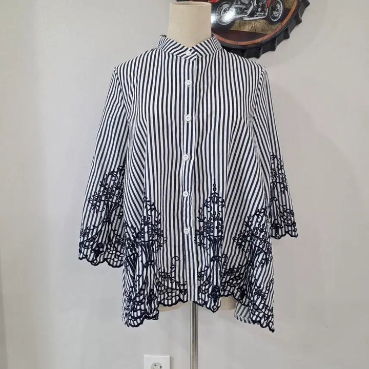 [BUNJANG] 8seconds Striped Embroidered Blouse Free Size / 8세컨즈 스트라이프 자수 블라우스 free