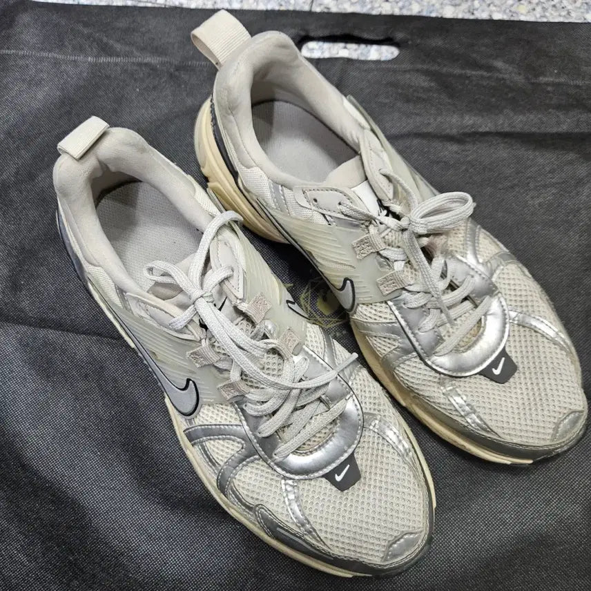 [BUNJANG] Nike V2K Run Platinum Metallic Silver Shoes / 나이키 V2K 런 플래티넘 메탈릭 실버 285