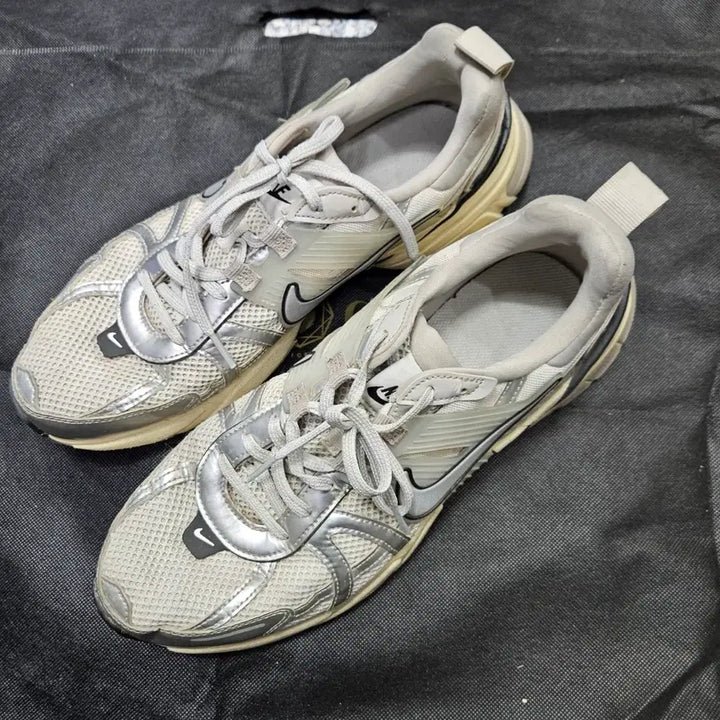 [BUNJANG] Nike V2K Run Platinum Metallic Silver Shoes / 나이키 V2K 런 플래티넘 메탈릭 실버 285