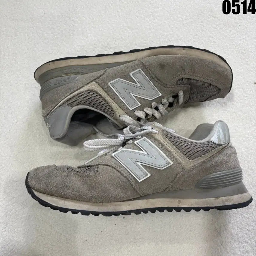 [BUNJANG] New Balance 574 Grey Suede Sneakers (260mm) / 뉴발란스 574 그레이 스웨이드 운동화 260