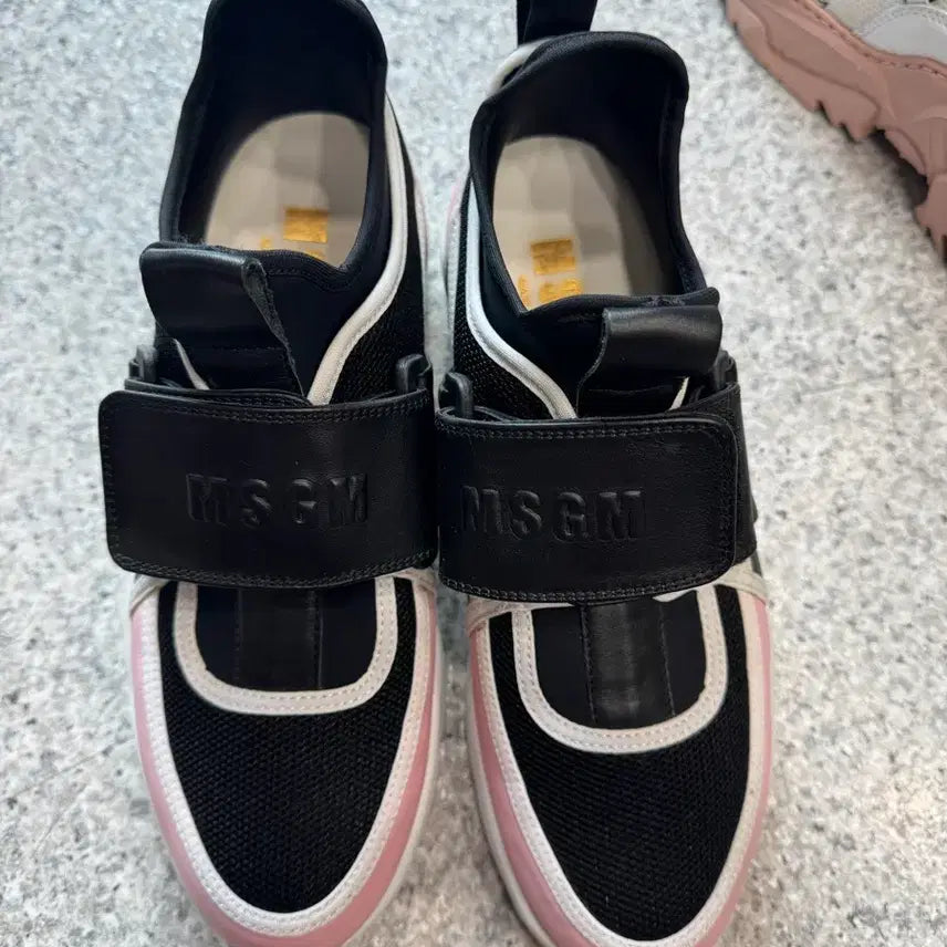 [SOLD OUT] MSGM 블랙 핑크 벨크로 운동화
