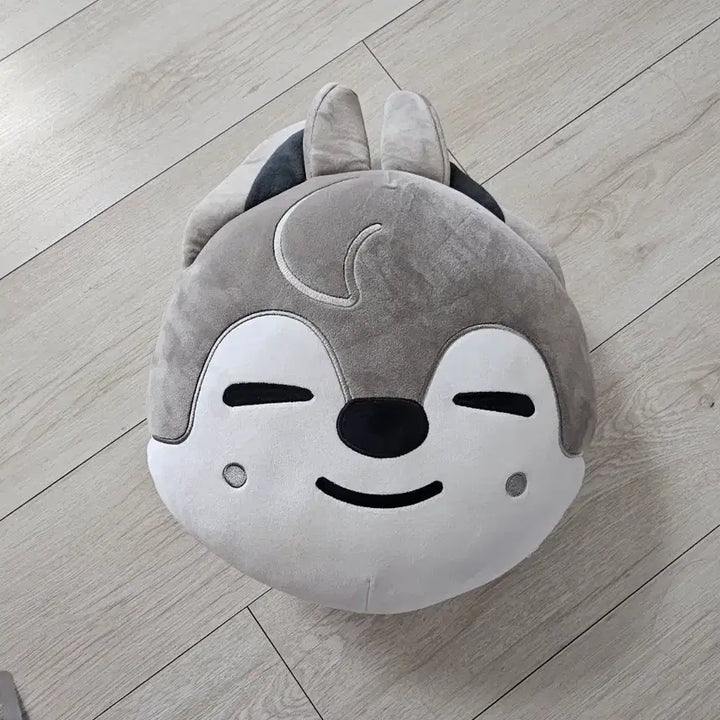 [BUNJANG] Stray Kids Wolf Chan Plush Cushion Official Goods / 스트레이키즈 스키즈 스키주 울프찬 플러시 쿠션 미사용 방찬 공식굿즈