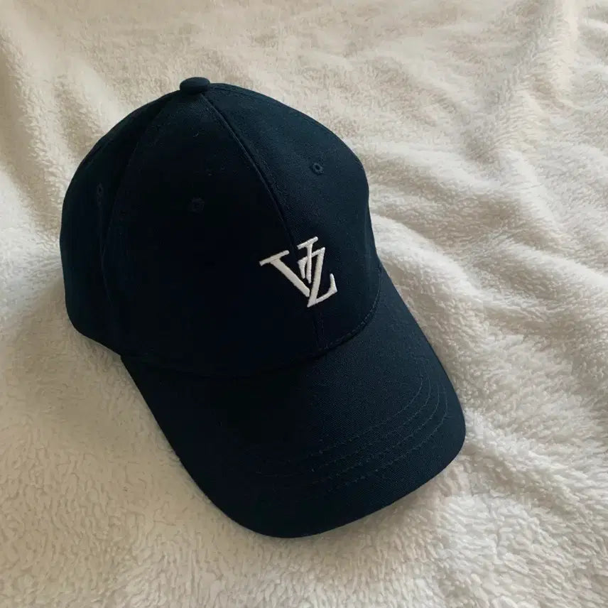 [BUNJANG] VARZAR 3D Monogram Logo Oversized Ball Cap / 바잘 VARZAR 3D 모노그램 로고 오버핏 볼캡 (남여공용)