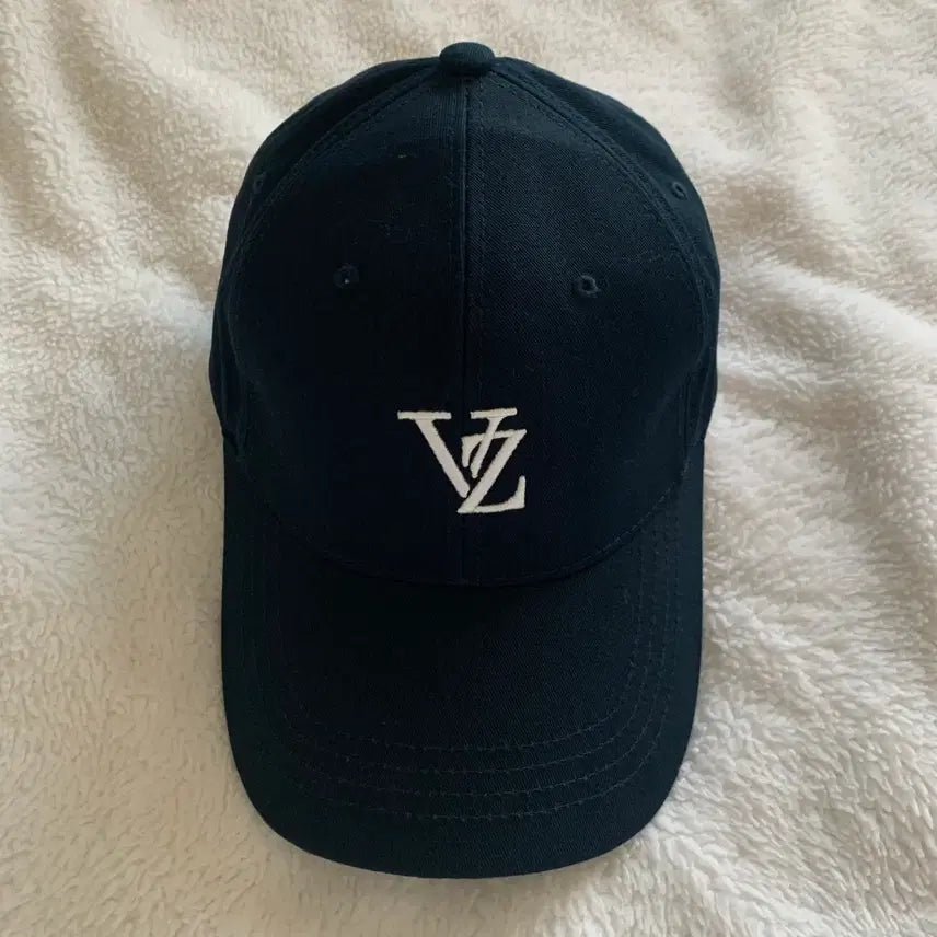 [BUNJANG] VARZAR 3D Monogram Logo Oversized Ball Cap / 바잘 VARZAR 3D 모노그램 로고 오버핏 볼캡 (남여공용)