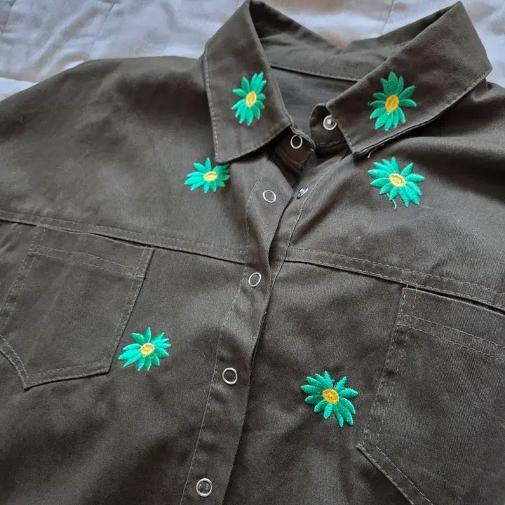 [BUNJANG] Khaki Daisy Embroidered Shirt / 카키색 데이지 꽃 자수 남방