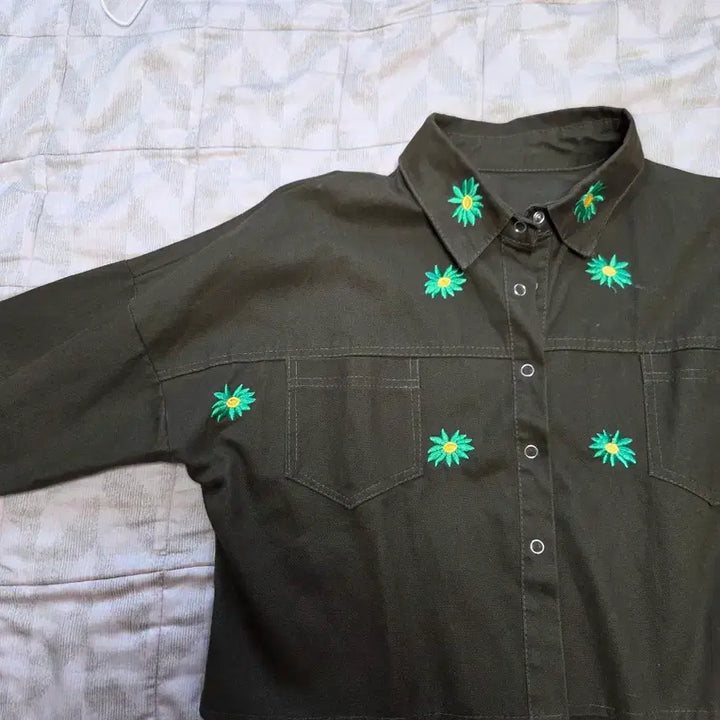 [BUNJANG] Khaki Daisy Embroidered Shirt / 카키색 데이지 꽃 자수 남방