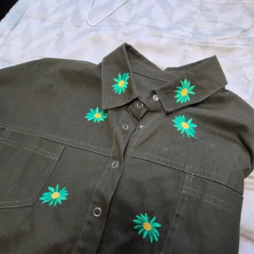 [BUNJANG] Khaki Daisy Embroidered Shirt / 카키색 데이지 꽃 자수 남방