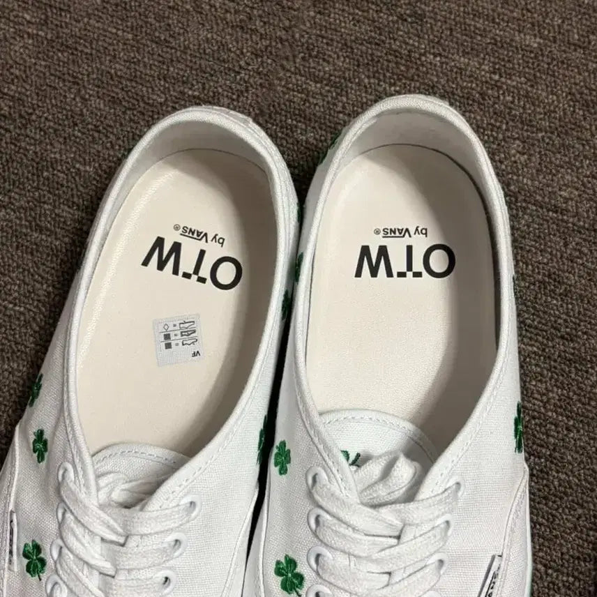 [BUNJANG] Vans Authentic 44 Clover Embroidery Jolly Green / 반스 어센틱 44 자수 졸리그린 285
