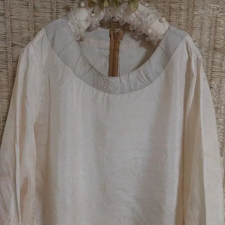 [BUNJANG] Natural Dye Rayon Ivory Leaf Pattern Blouse / 천연염색 인견 아이보리 잎사귀 패턴