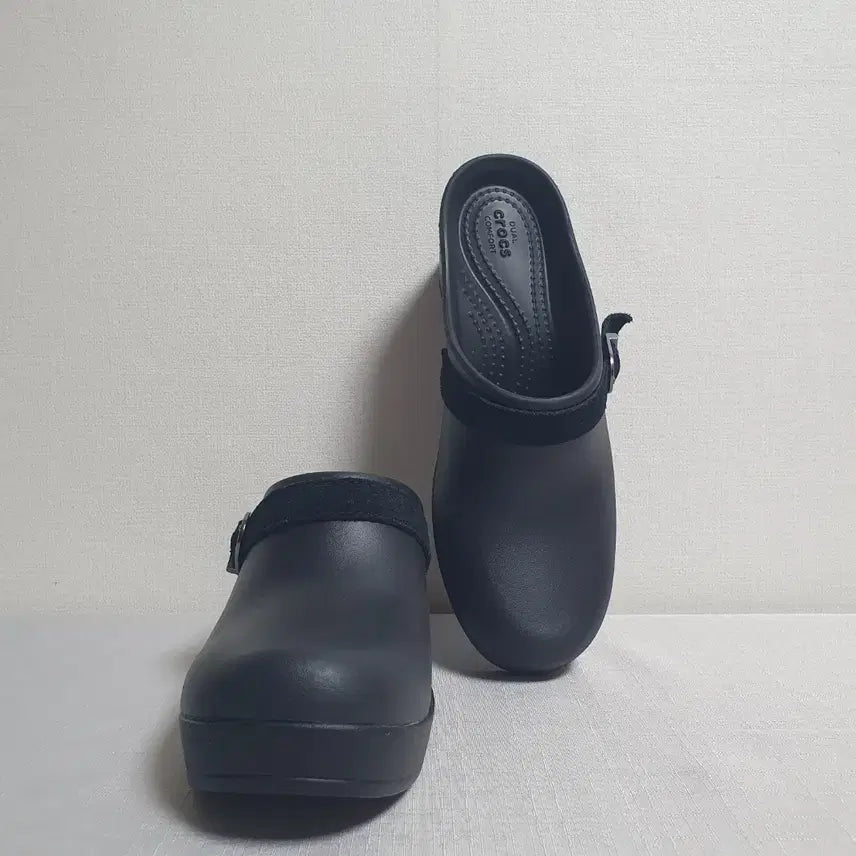 [BUNJANG] Crocs Sarah Buckled Heel Clogs Black / 240mm 크록스 사라 벨티드 힐 클로그 블랙