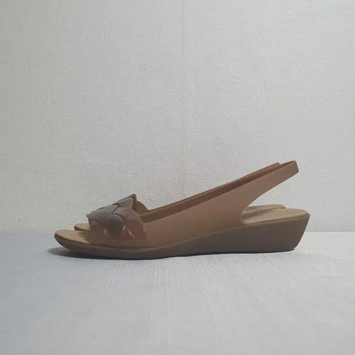 [BUNJANG] Crocs Isabella Jelly Slingback Mini Wedge Bronze / 240mm 크록스 이사벨라 젤리 슬링백 미니웨지 브론즈