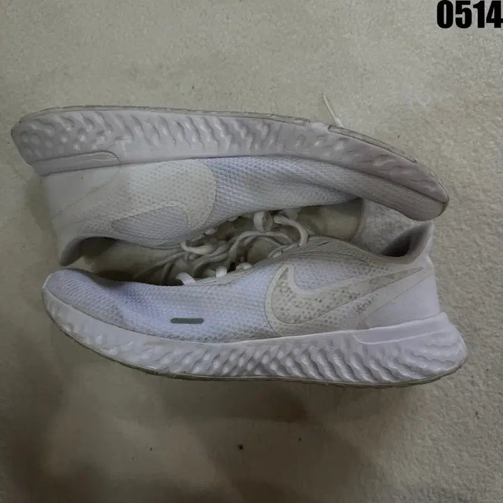 [BUNJANG] Nike Revolution White Sneakers (260) / 나이키 레볼루션 화이트 운동화 260