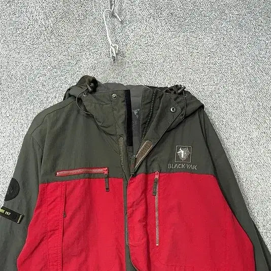[BUNJANG] Black Yak Red Two-Tone Functional Windbreaker (Size 95) / 블랙야크 레드 투톤 기능성 바람막이 95