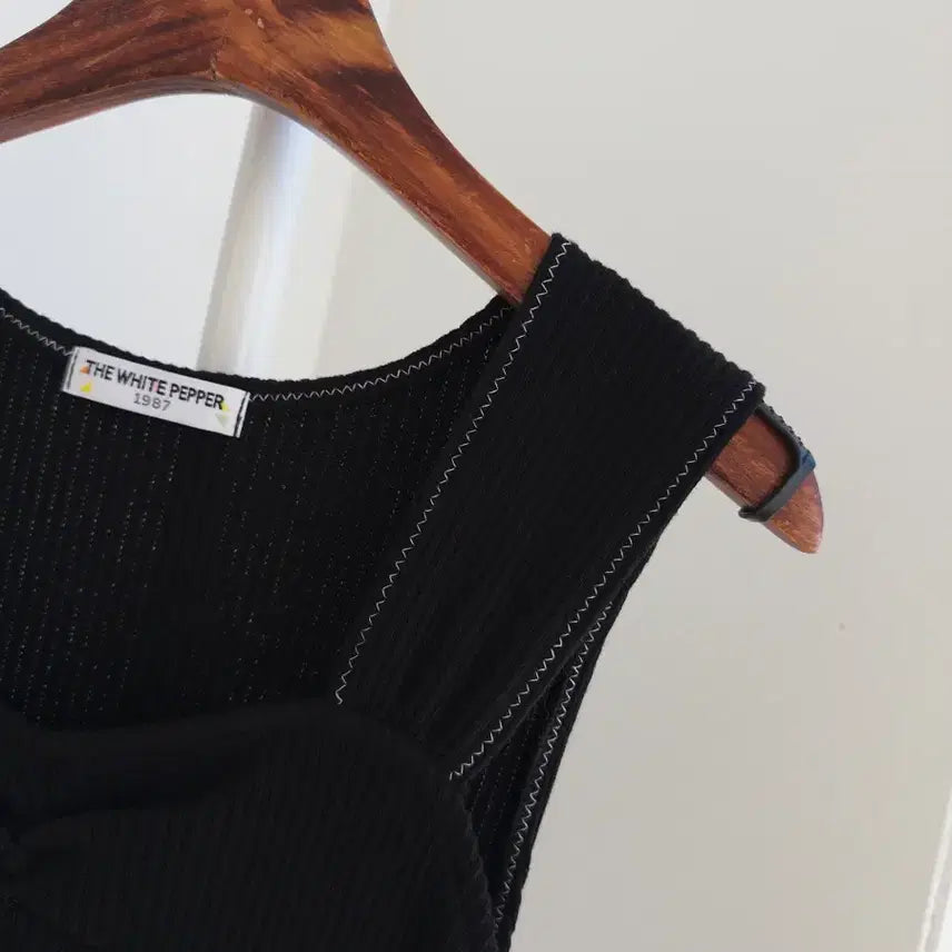 [BUNJANG] Black Stitch Shirring Camisole / 교신안함)블랙 스티치 셔링 나시