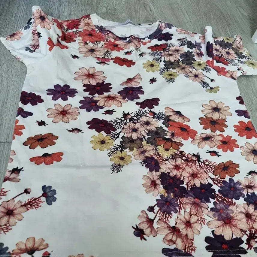 [BUNJANG] Flower Pattern Short Sleeve T-Shirt - White / 플라워 패턴 반팔 티셔츠 화이트