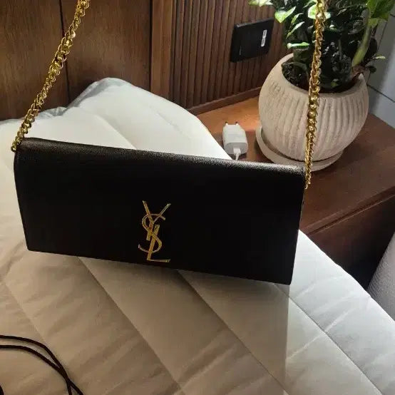 [BUNJANG] Saint Laurent Black Gold Hardware Clutch / 입생로랑 블랙 금장 클러치