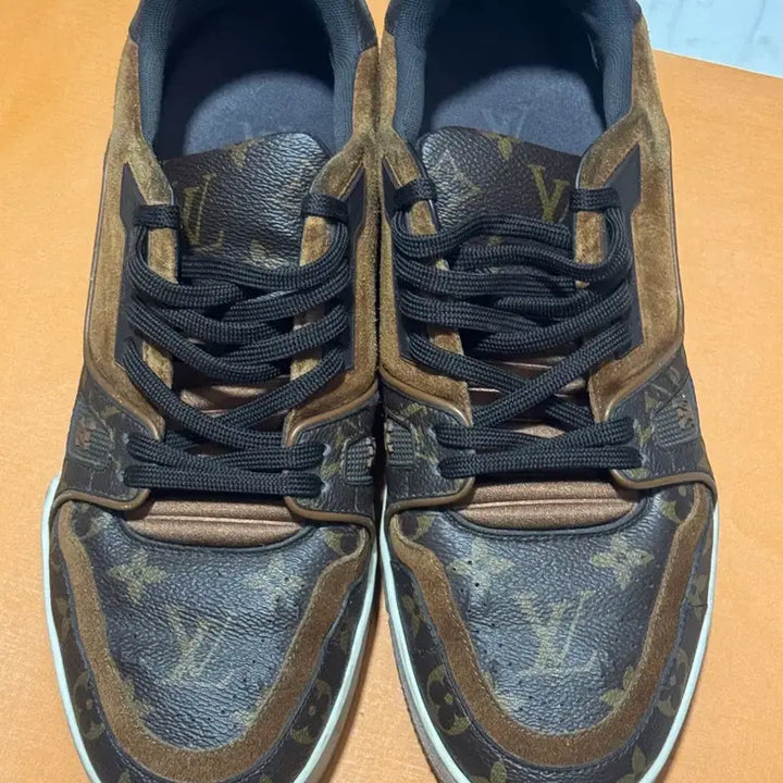 [BUNJANG] Louis Vuitton LV Monogram Trainer Sneakers / 루이비통 LV 모노그램 트레이너 스니커즈 8.5